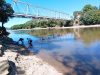 Jadis pour aller à Ambanja, on faisait traverser les voitures sur un radeau tiré par des cordes mais maintenant on a le pont Sambirano. 