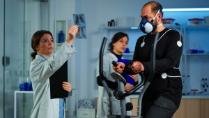 Les médecins de sport soignent les blessures physiques