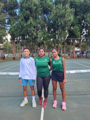 Mirija ANDRIANTEFIHASINA, Champion d&#039;Afrique Australe individue, U14 garçon et Mitia VOAVY, Championne d&#039;Afrique Australe individuelle U16 Filles en battant Mirindra RAZAFINARIVO