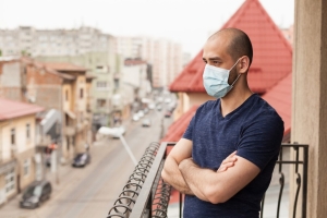 Homme se reposant sur le balcon pendant l&#039;épidémie de coronavirus.