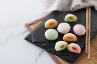 Le mochi, un plat japonais, est une préparation à base de riz gluant.