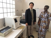 ABE Koji, Ambassadeur du Japon à Madagascar et Sœur ZAMUDA MWAVUA Alice, Directrice de la clinique Ave Maria lors du signature d’un contrat de don d’une valeur de 274 millions d’Ariary
