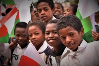 Ici, des élèves de l’école primaire haussant le drapeau national malgache.