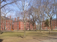 Université de Harvard aux Etats-Unis, de nombreuses universités anglophones requièrent l’examen TOEFL pour les étudiants issus de pays non-anglophones