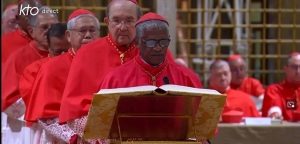Le cardinal Désiré Tsarahazana prononçant le serment &quot;Extra omnes&quot; avant de procéder au vote.
