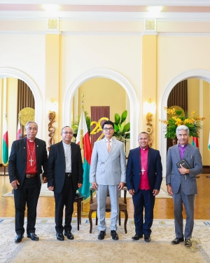 Photo de groupe à l’issu de la rencontre entre le président Rajoelina et les quatre chefs d’églises à Iavoloha.