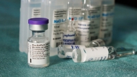 Les vaccins contre la covid-19 peuvent être conservés pour au moins trois mois à partir de 8°C.