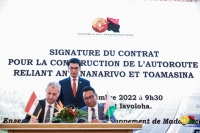 Signature du contrat sous les yeux du président de la République.