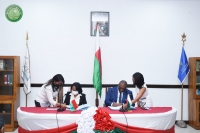 Lors de la signature de la convention entre le Ministère de la Justice et du MEDEM, hier.