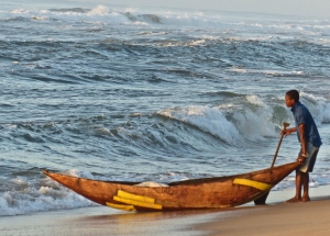 Un pêcheur se préparant à aller au large.