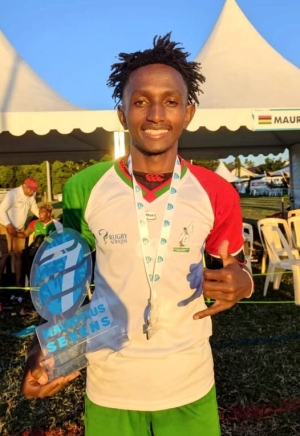 Mamy Herilala Ranaivoarison avec son trophée de meilleur joueur du tournoi.