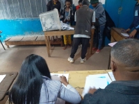 Préparation des membres du bureau de vote avant le dépouillement 