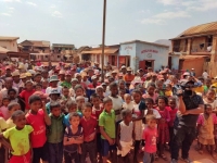 Des enfants attendant leur tour lors d’une distribution d’acte de naissance 