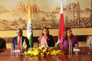 La cheffe de la diplomatie, l&#039;ambassadeur de l&#039;Inde et la ministre en charge de la fonction publique lors de la signature du protocole d&#039;entente à Anosy.