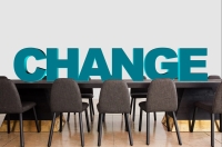 Le mot « Change » dans une salle de conférence