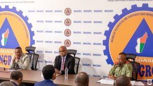 C&eacute;r&eacute;monie de passation de pouvoir entre le G&eacute;n&eacute;ral ELACK Olivier Andriakaja, ancien Directeur G&eacute;n&eacute;ral, et le G&eacute;n&eacute;ral RAMANANTSOA Gabriel, nouveau Directeur G&eacute;n&eacute;ral du BNGRC