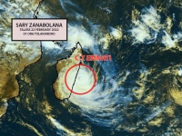 Selon les prévisions, le cyclone EMNATI entrera ce soir sur le territoire malgache entre Nosy Varika et Vohipeno.