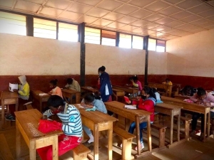 Ici, des jeunes candidats à l’examen BEPC dans la commune d’Alasora