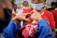Injection par voie orale du vaccin antipolio.