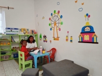 Antonia et son éducatrice dans une salle du centre Chrysalide. 