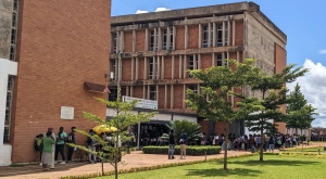 Une longue file d&#039;attente à la faculté EGS de l&#039;université d&#039;Antananarivo pour l&#039;inscription