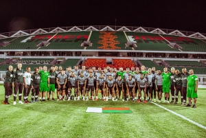 Photo de famille des Barea de Madagascar dans le nouveau stade à Mahamasina, hier.