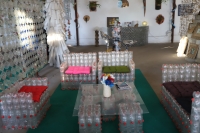 Ici, le salon est fait entièrement de bouteilles en plastique recyclées