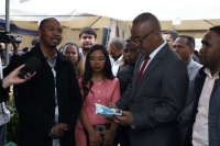 Le ministre de la jeunesse et des sports durant sa visite au satnd de Studio Sifaka durant le Youth corner