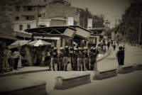 Ce genre de scène est devenu un rituel annuel devant les universités à Madagascar.