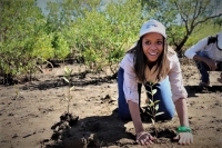 La ministre de l’environnement et du développement durable, VINA Marie Orléa, cultivant de la mangrove à Nosy Be.
