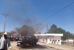 Une voiture brûlée lors de la manifestation du personnel administratif devant l’université de Fianarantsoa. 