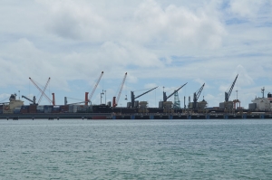 Le port de Toamasina en plein accueil des navires transporteurs de marchandises.