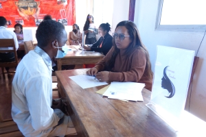 Les jeunes participants du speed recruiting se font accueillir par des différentes entreprises  lors de l&#039;évenement Zara Kandra.