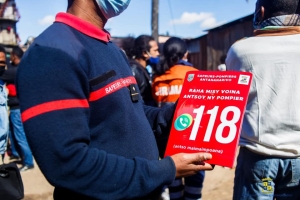 On peut joindre les sapeurs pompiers en appelant le 118