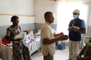 Les kits offerts à la matérnité incitent les femmes à accoucher à l’hopital à Ambovombe.