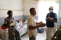 Les kits offerts à la matérnité incitent les femmes à accoucher à l’hopital à Ambovombe.