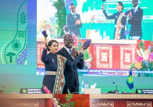 Rafaravavitaika rasata frappe son premier coup de marteau en tant que présidente du ceonseil des ministres de la SADC.