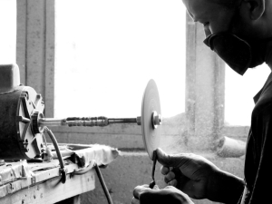 Fabrication artisanale d&#039;une cuillère en corne de zébu.