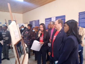 L&#039;ambassadeur de la Grande Bretagne à Madagascar avec la Ministre de la Communication et de la Culture lors de la visite des expositions. 