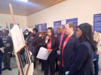 L'ambassadeur de la Grande Bretagne à Madagascar avec la Ministre de la Communication et de la Culture lors de la visite des expositions. 