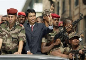 Andry Rajoelina a été président de la Haute Autorité de Transition (HAT) à Madagascar. La HAT a été mise en place en 2009 à la suite d&#039;une crise politique dans le pays.