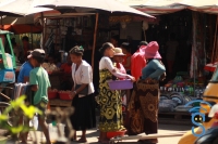 Scène de vie au marché de Mahajanga.