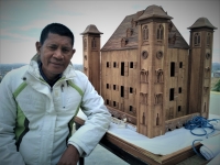 Rabemanotrona Lanto devant une maquette du Palais de la Reine en construction.