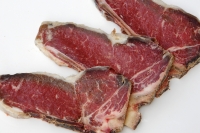 La viande crue fait partie des aliments à éviter pendant la grossesse 