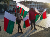 Deux vendeurs de drapeaux malgaches sur l’Avenue de l’Indépendance à Antananarivo