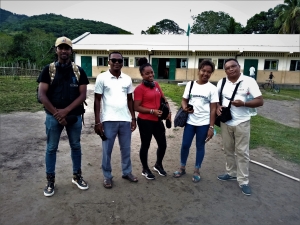 L&#039;équipe du Studio Sifaka, de Radio Feon&#039;Akomba et de Sahanala posant devant l&#039;une des écoles construites par Sahanala.