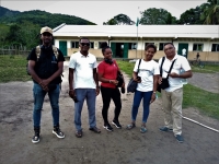 L'équipe du Studio Sifaka, de Radio Feon'Akomba et de Sahanala posant devant l'une des écoles construites par Sahanala.