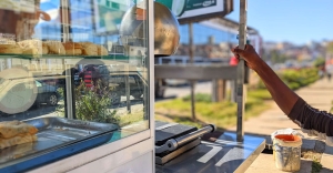 Entre midi et deux, c’est l’heure de pointe où beaucoup de clients se ruent vers les street food  