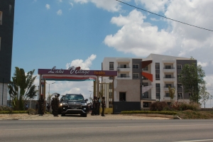 Le v&eacute;hicule du chef d'Etat &agrave; sa sortie du Lake village Ivato.