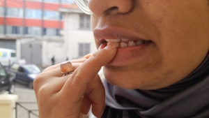 La manie de de ronger les ongles s’appelle l&#039;onychophagie. 